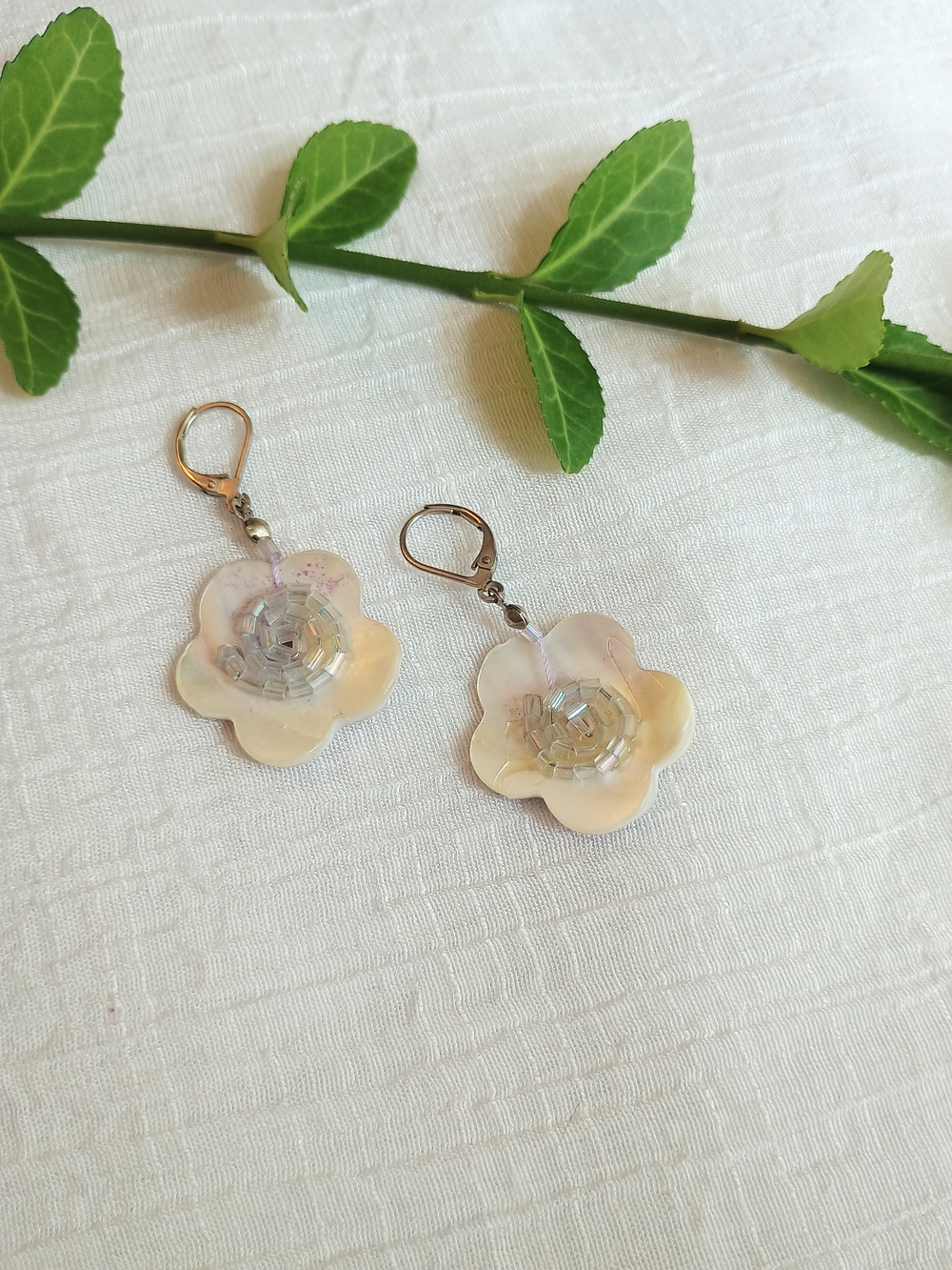 💙 MERMAID CORE 💙 VTG Hand Carved MOP And Bead Floral Earrings, Coastal Chic